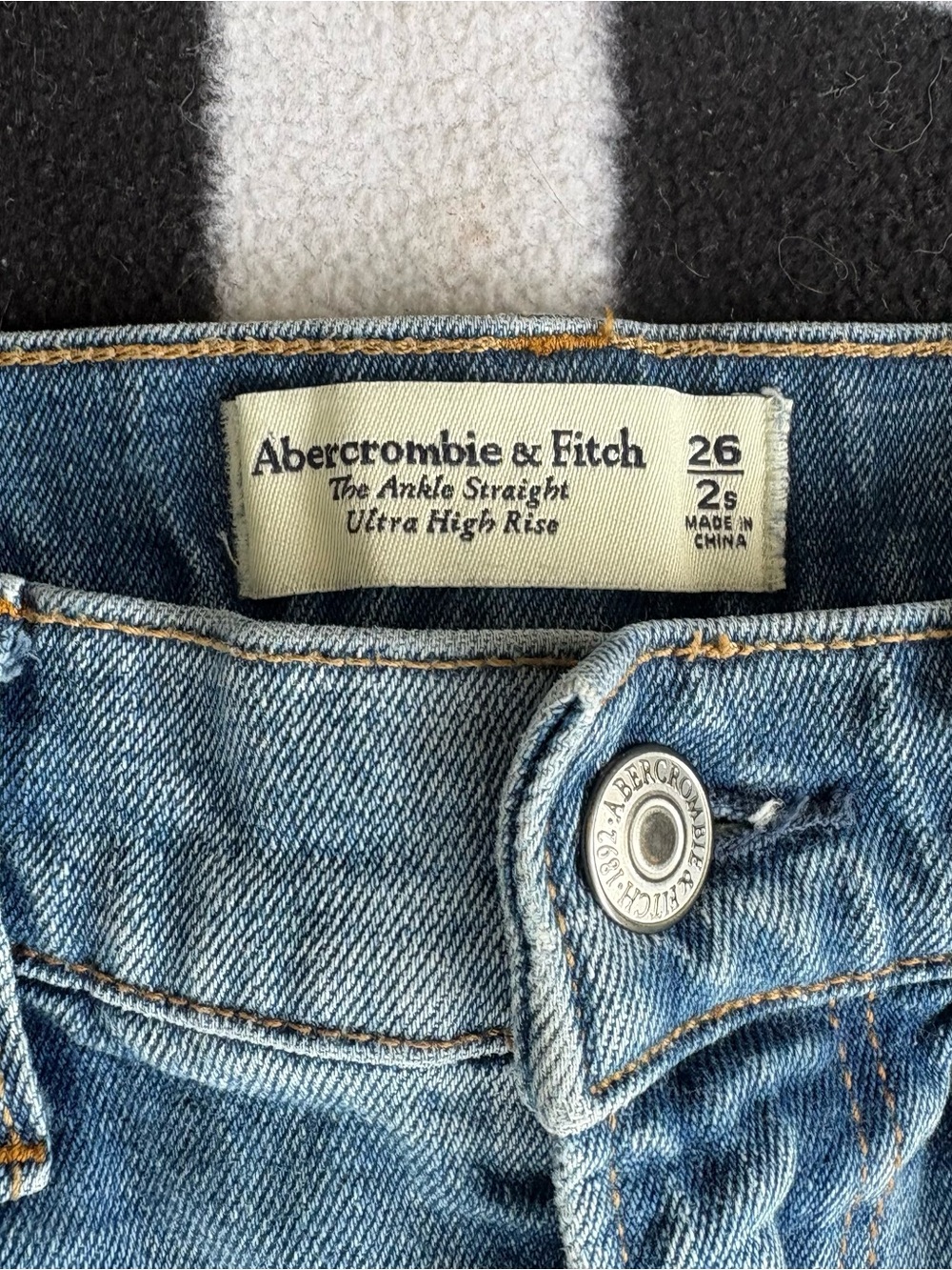 Abercrombie & Fitch Ankle Straight Ultra High Rise Jeans Women’s Size 26 Short